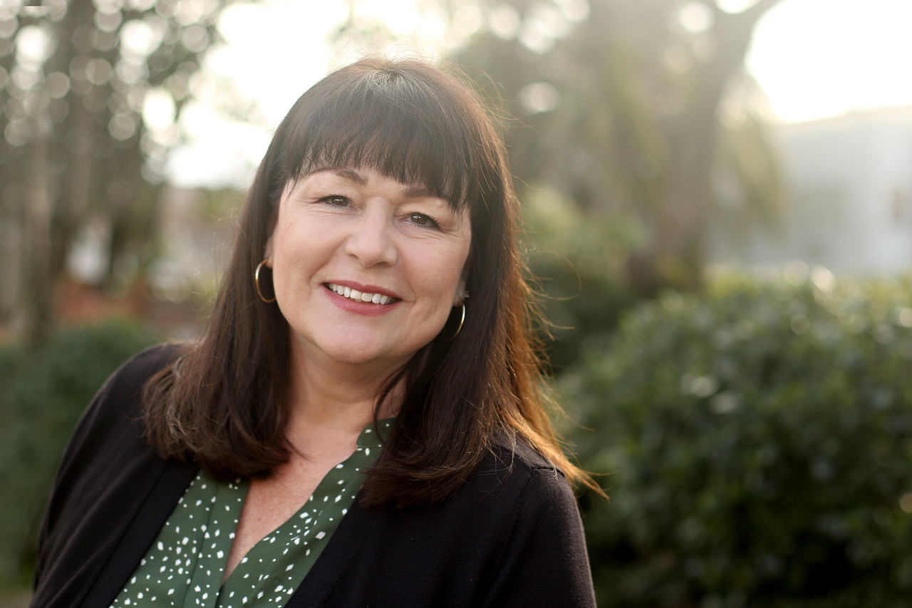 Leslie Banta hedshot with an outdoorsy background